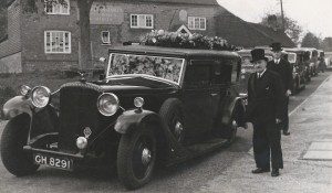 "Winkle" Ayling's funeral cortege stops outside Hollist 1948